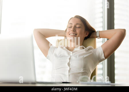 Happy smiling woman se sent détendu dans office accueil portrait, chefs Banque D'Images