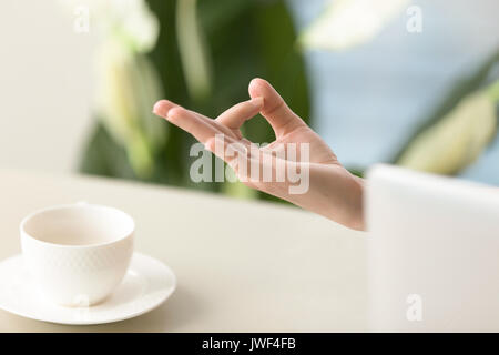 En main de femme Chin mudra geste yogique, vue en gros Banque D'Images