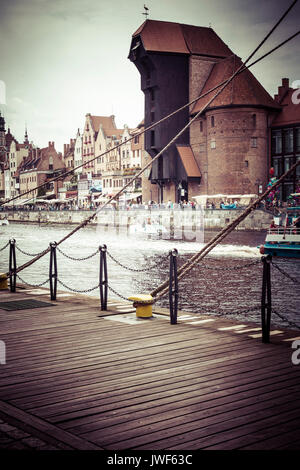 Gdansk, Pologne - 04 août 2017 : port historique fleuve motlawa à grue de Gdansk. Banque D'Images