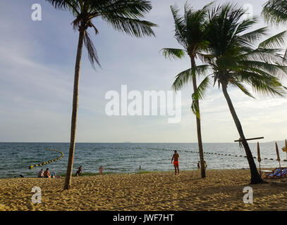 Pattaya, Thaïlande - Jun 20, 2017. L'été à la plage de Jomtien à Pattaya, Thaïlande. Jomtien est à environ 3 km au sud de Pattaya et est le foyer de condominiums et Banque D'Images