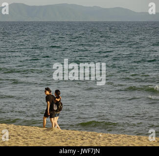 Pattaya, Thaïlande - Jun 20, 2017. Les gens qui marchent sur la plage de Jomtien à Pattaya, Thaïlande. Jomtien est à environ 3 km au sud de Pattaya et est le foyer de condomin Banque D'Images