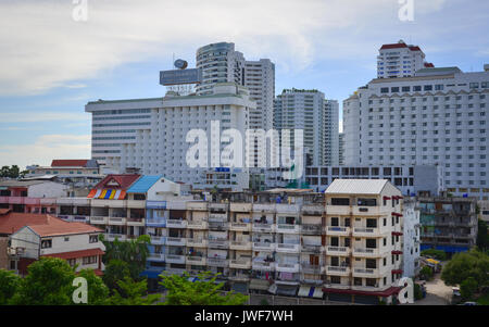 Pattaya, Thaïlande - Jun 20, 2017. Les bâtiments modernes au centre-ville de Pattaya, Thaïlande. Pattaya se trouve sur la côte est du golfe de Thaïlande, à environ 100 k Banque D'Images