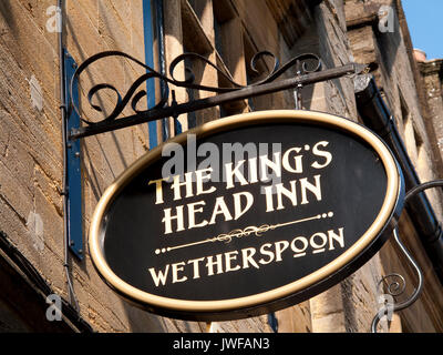 Le JD Wetherspoon Kings Head Inn public house et hôtel signe au-dessus de locaux, le site a été une auberge depuis le xve siècle Banque D'Images