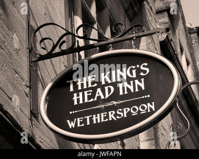 Le JD Wetherspoon Kings Head Inn public house et hôtel signe au-dessus de locaux, le site a été une auberge depuis le xve siècle Banque D'Images