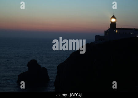 Le phare de Cabo de Sao Vicente/Beacon est situé le long de la péninsule de la pointe de Sagres en Algarve, Portugal.