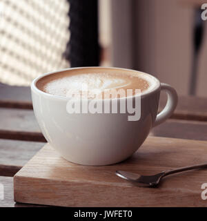 Café chaud dans un verre de céramique blanche mettre sur planche de bois avec copie espace pour écrire. Chrome classique et style vintage. Banque D'Images