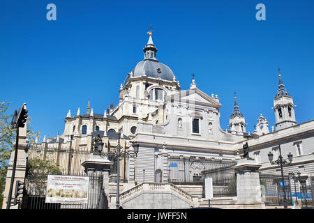 SANTA IGLESIA CATEDRAL DE SANTA MARÍA LA REAL DE LA ALMUDENA Banque D'Images