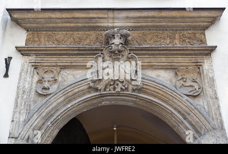 Armoiries de pierre ancienne avec crones libre au-dessus de l'entrée de la chambre à Cracovie, en Pologne. Banque D'Images