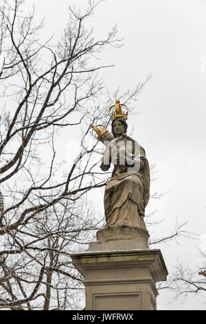 Vierge Marie et l'Enfant Jésus statue en Herbert C. Hoover Park, Varsovie, Pologne. Elle a été fondée et construite par Jozef Bellotti en 1683. Banque D'Images