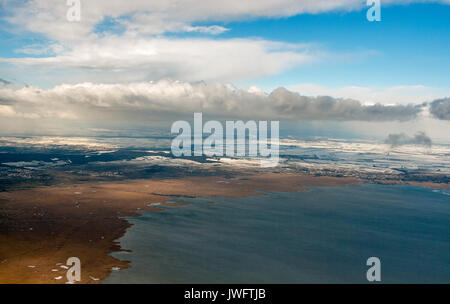 Le lac de Neusiedl Vue aérienne d'hiver avec l'Ouest et Neusiedl am Segelhafen Voir communes sur la frontière entre l'Autriche et la Hongrie. Voir l'avion de près de Banque D'Images