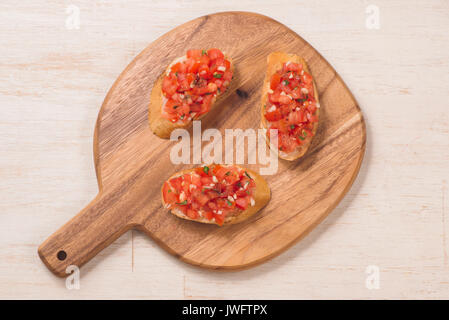 Italien simple bruschetta à la tomate, appétissant sur la table en bois Banque D'Images