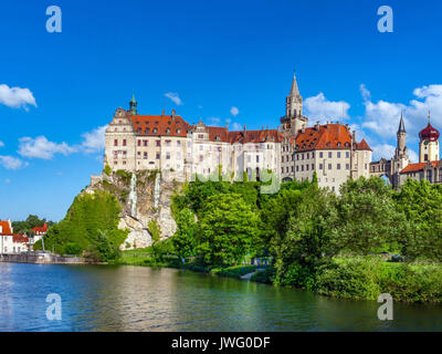 Donau mit Schloss Sigmaringen, Hohenzollernschloss, Oberes Donautal, Schwäbische Alb, Deutschland, Europa Banque D'Images