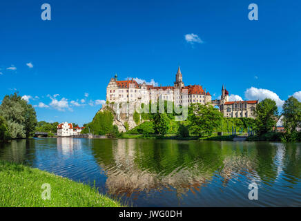 Donau mit Schloss Sigmaringen, Hohenzollernschloss, Oberes Donautal, Schwäbische Alb, Deutschland, Europa Banque D'Images