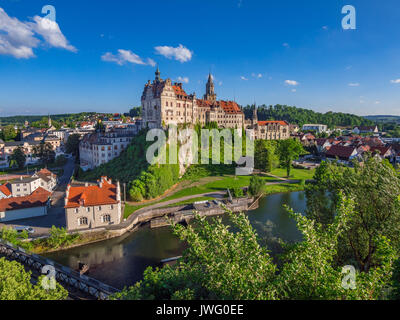 Donau mit Schloss Sigmaringen, Hohenzollernschloss, Oberes Donautal, Schwäbische Alb, Deutschland, Europa Banque D'Images