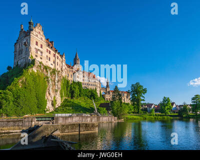 Donau mit Schloss Sigmaringen, Hohenzollernschloss, Oberes Donautal, Schwäbische Alb, Deutschland, Europa Banque D'Images