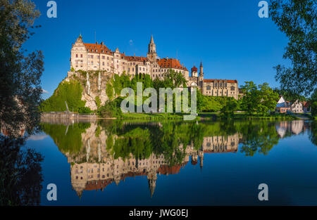 Donau mit Schloss Sigmaringen, Hohenzollernschloss, Oberes Donautal, Schwäbische Alb, Deutschland, Europa Banque D'Images