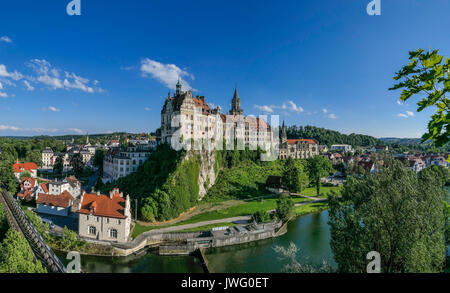 Donau mit Schloss Sigmaringen, Hohenzollernschloss, Oberes Donautal, Schwäbische Alb, Deutschland, Europa Banque D'Images