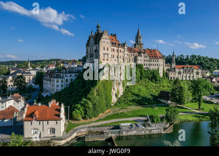 Donau mit Schloss Sigmaringen, Hohenzollernschloss, Oberes Donautal, Schwäbische Alb, Deutschland, Europa Banque D'Images