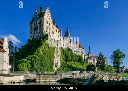 Donau mit Schloss Sigmaringen, Hohenzollernschloss, Oberes Donautal, Schwäbische Alb, Deutschland, Europa Banque D'Images