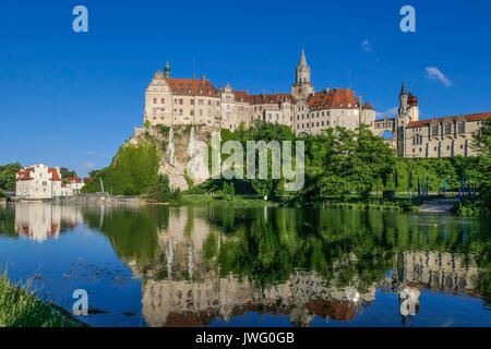 Donau mit Schloss Sigmaringen, Hohenzollernschloss, Oberes Donautal, Schwäbische Alb, Deutschland, Europa Banque D'Images