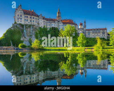 Donau mit Schloss Sigmaringen, Hohenzollernschloss, Oberes Donautal, Schwäbische Alb, Deutschland, Europa Banque D'Images