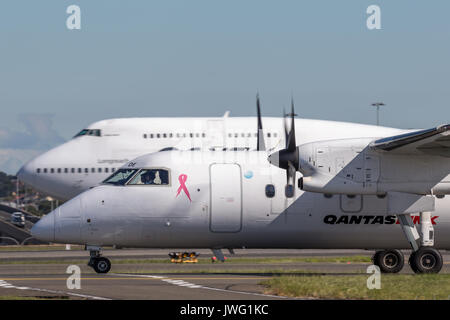 QantasLink Dehavilland DHC-8 (Dash 8) Twin moteur avion régional à l'aéroport de Sydney. Banque D'Images