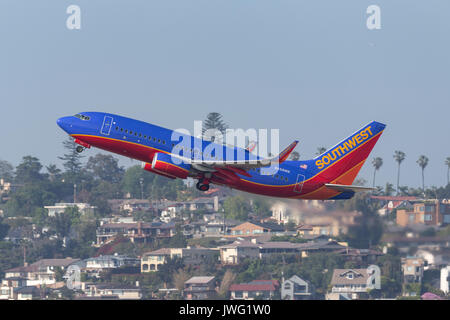 Southwest Airlines Boeing 737-7H4 N458WN au départ de l'Aéroport International de San Diego. Banque D'Images