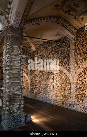 Capela dos Ossos ou Chapelle des Os - est l'un des plus connus monuments à Evora, Portugal. C'est une petite chapelle située à côté de l'entranc Banque D'Images