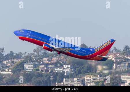 Southwest Airlines Boeing 737-3H4 N323SW au départ de l'Aéroport International de San Diego. Banque D'Images