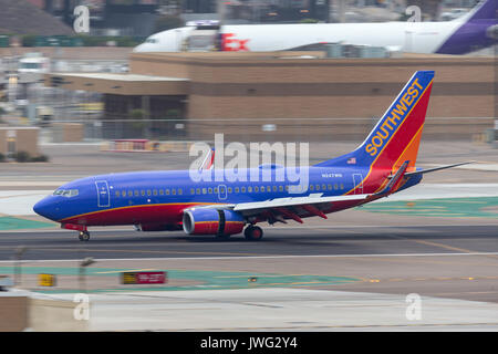 Southwest Airlines Boeing 737-7H4 N247WN arrivant à l'Aéroport International de San Diego. Banque D'Images