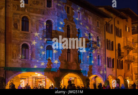 Noël dans trente, une charmante vieille ville avec les lumières de Noël. Trento, Italie - Trentin-Haut-Adige - Tyrol du Sud, Italie Banque D'Images