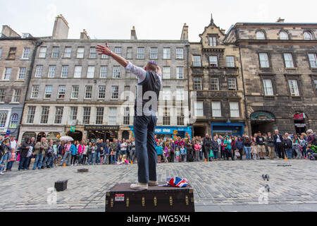 Un artiste de rue sur le Royal Mile à Édimbourg pendant le Edinburgh Festival Fringe Banque D'Images