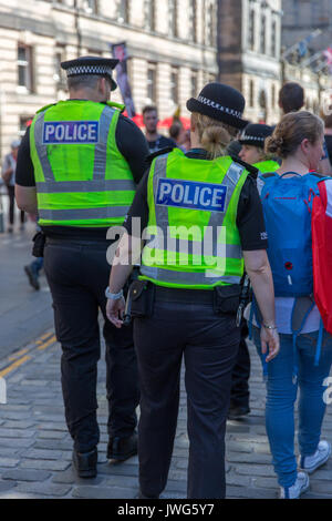 Les agents de police à pied à patrouiller l'Edinburgh Festival Fringe sur la ville Royal Mile Banque D'Images