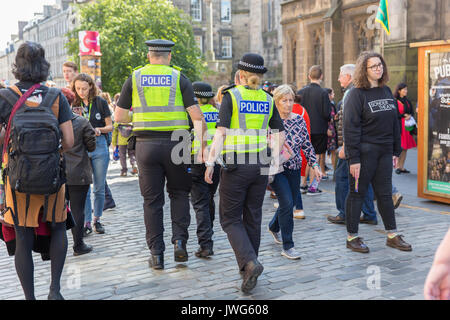 Les agents de police à pied à patrouiller l'Edinburgh Festival Fringe sur la ville Royal Mile Banque D'Images