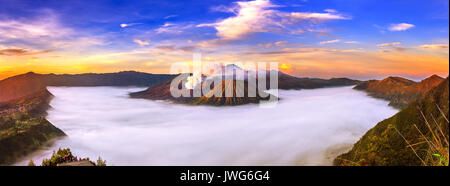 Le Mont Bromo volcan Gunung Bromo) (pendant le lever du soleil à partir de point de vue sur le mont Penanjakan en parc national de Bromo Tengger Semeru, l'Est de Java, Indonésie. Banque D'Images