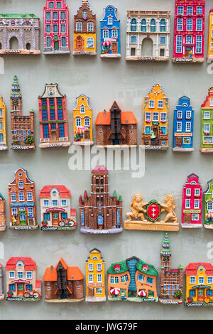 Gdansk, Pologne - août 04,2017 : aimants souvenirs des villes de Gdansk. Banque D'Images