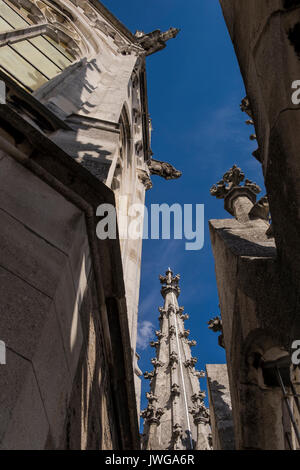 Détails de la partie supérieure de la tour de l'horloge de style gothique sur le Neues Rathaus, nouvel hôtel de ville, dans la place Marienplatz, Marien, Munich, Bavaria, germa Banque D'Images