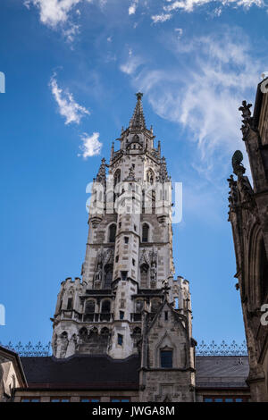 À la recherche jusqu'à l'arrière de la tour de l'horloge de style gothique, spire, Neues Rathaus, nouvel hôtel de ville, la place Marienplatz, Marien, Munich, Bavière, Allemagne Banque D'Images