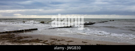 Rupture des vagues à la côte, Kühlungsborn Mecklenburg-Vorpommern, Allemagne, Europe Banque D'Images