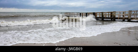 Rupture des vagues à la côte, Kühlungsborn Mecklenburg-Vorpommern, Allemagne, Europe Banque D'Images