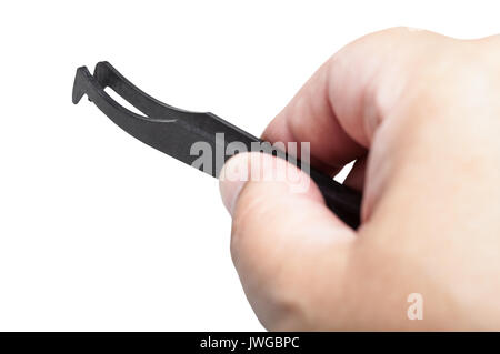 Côté mâle en plastique noir avec des brucelles antistatiques close up isolé sur fond blanc Banque D'Images