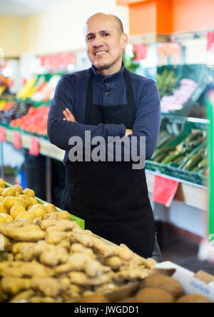 Homme mature et gingembre vente smiling in store Banque D'Images