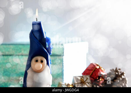 Une image de Père Noël bougie et coffrets cadeaux dans le temps de Noël Banque D'Images