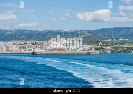Tarifa : skyline vue depuis le détroit de Gibraltar qui relie l'Espagne au Maroc, le bras de mer qui rejoint l'océan Atlantique à la Mer Méditerranée Banque D'Images