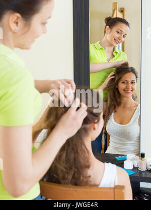 Jeune fille faisant hairstyle pour son amie Banque D'Images