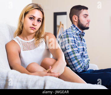 Mauvaise querelle entre des profils petit ami et petite amie à la maison Banque D'Images