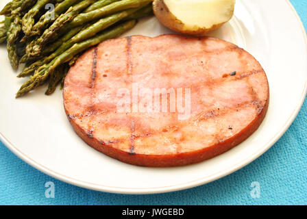 Steak de jambon grillé servi dans le cadre d'un repas santé Banque D'Images