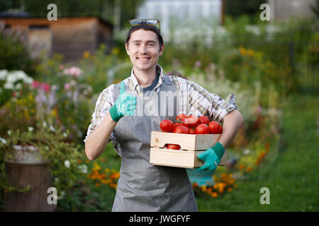 Brunette avec fort de la tomate Banque D'Images