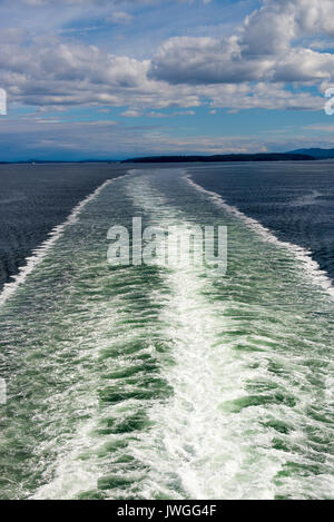 Le service créé par une voiture de BC Ferries et de passagers voyageant de Swartz Bay à Tsawwassen Vancouver British Columbia Canada Banque D'Images