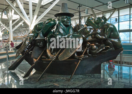 L'Esprit de Haida Gwaii : Le canot de Jade, sculpture en bronze de l'artiste haïda Bill Reid, l'Aéroport International de Vancouver, Colombie-Britannique, Canada Banque D'Images